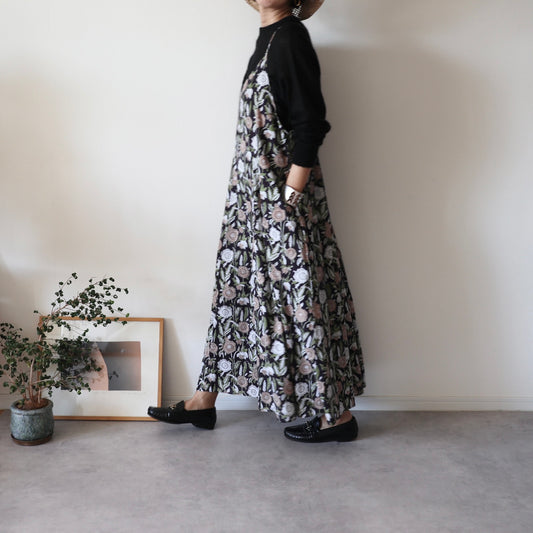 《即納》すっきりシルエットの裾ゆれフレアキャミワンピース【navy flower】