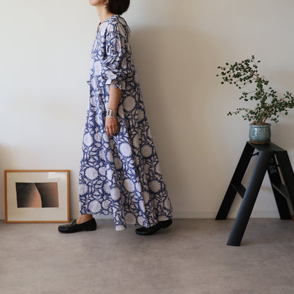 すっきりシルエットの裾揺れフレアワンピース 【blue × white flower】