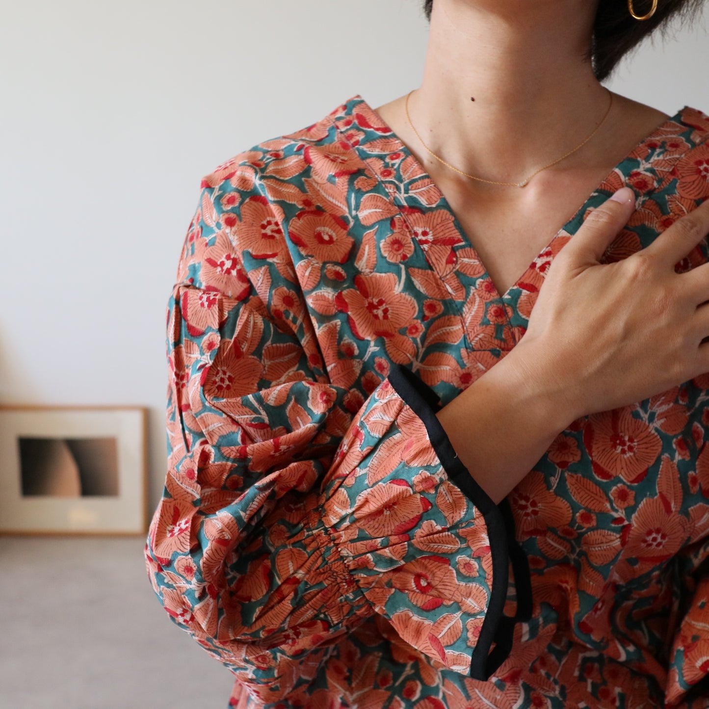 すっきりシルエットの裾揺れフレアワンピース【orange】