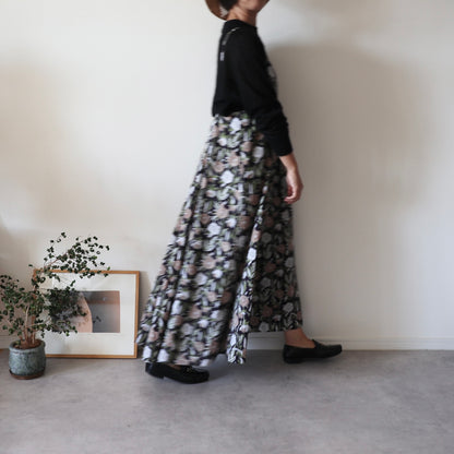 《即納》すっきりシルエットの裾ゆれフレアキャミワンピース【navy flower】