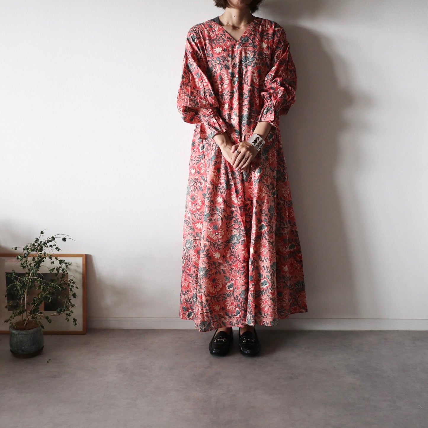 《new》すっきりシルエットの裾揺れフレアワンピース【pale red】