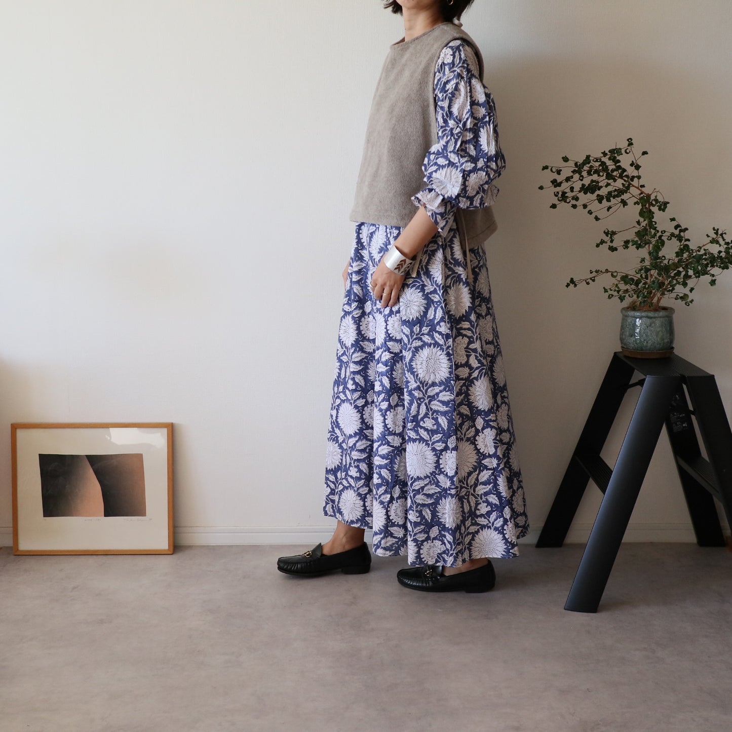 すっきりシルエットの裾揺れフレアワンピース 【blue × white flower】