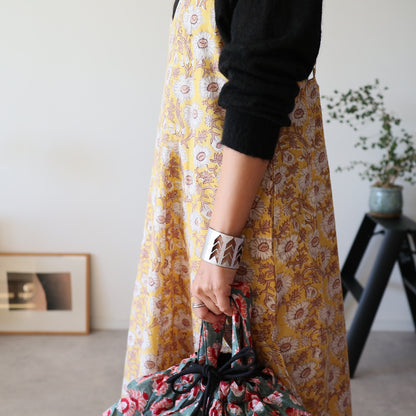 すっきりシルエットの裾ゆれフレアキャミワンピース【Yellow】