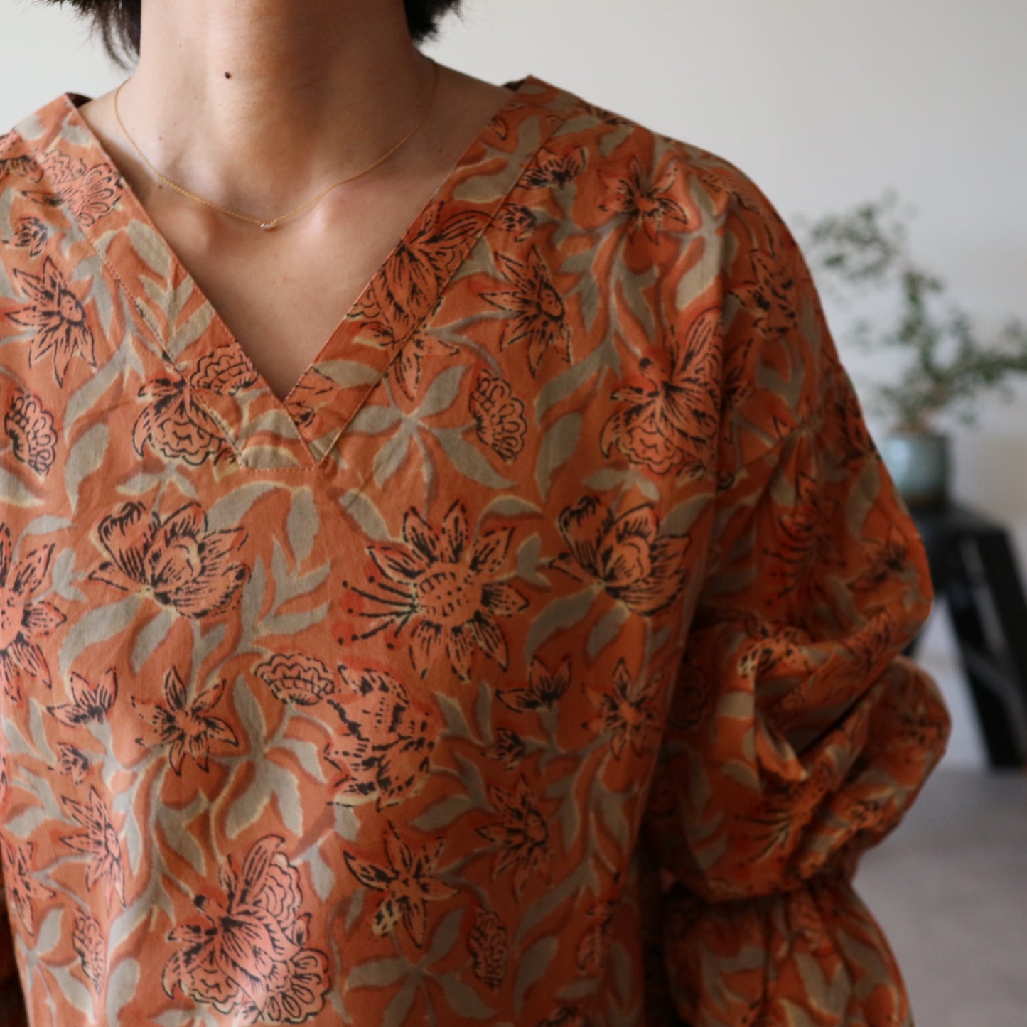 すっきりシルエットの裾揺れフレアワンピース 【kusumi orange】