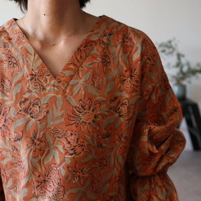 すっきりシルエットの裾揺れフレアワンピース 【kusumi orange】