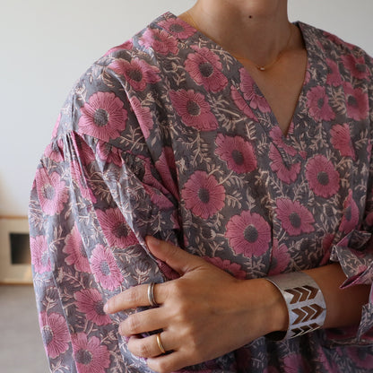 すっきりシルエットの裾揺れフレアワンピース【pink purple】