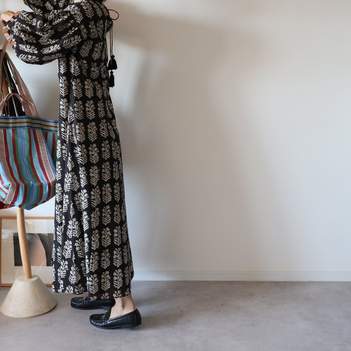 すっきりシルエットの裾揺れフレアワンピース【black】