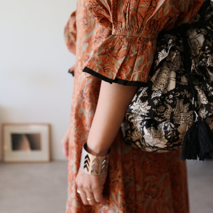 すっきりシルエットの裾揺れフレアワンピース 【kusumi orange】