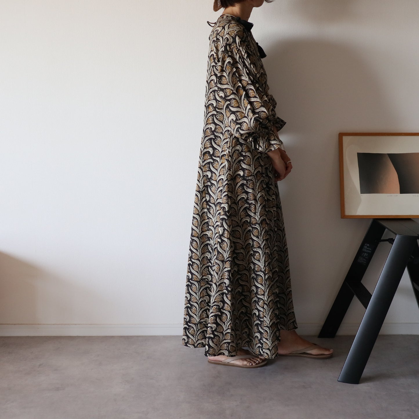 すっきりシルエットの裾揺れフレアワンピース【black＆brown】