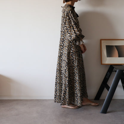 すっきりシルエットの裾揺れフレアワンピース【black＆brown】