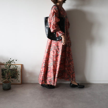 《new》すっきりシルエットの裾揺れフレアワンピース【pale red】