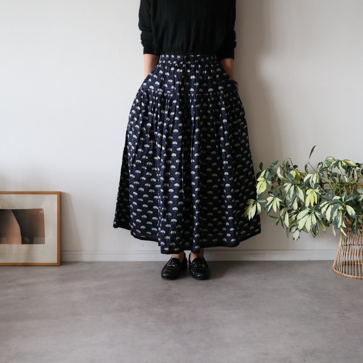 しなやかボリュームのティアードスカート -navy-