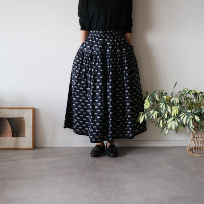 しなやかボリュームのティアードスカート -navy-