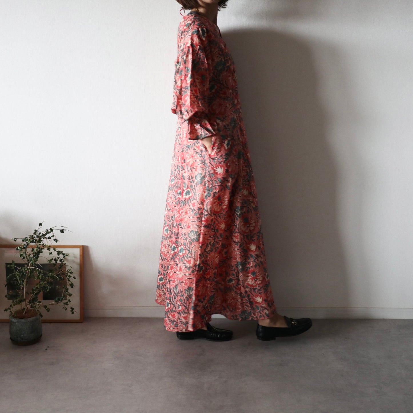 《new》すっきりシルエットの裾揺れフレアワンピース【pale red】