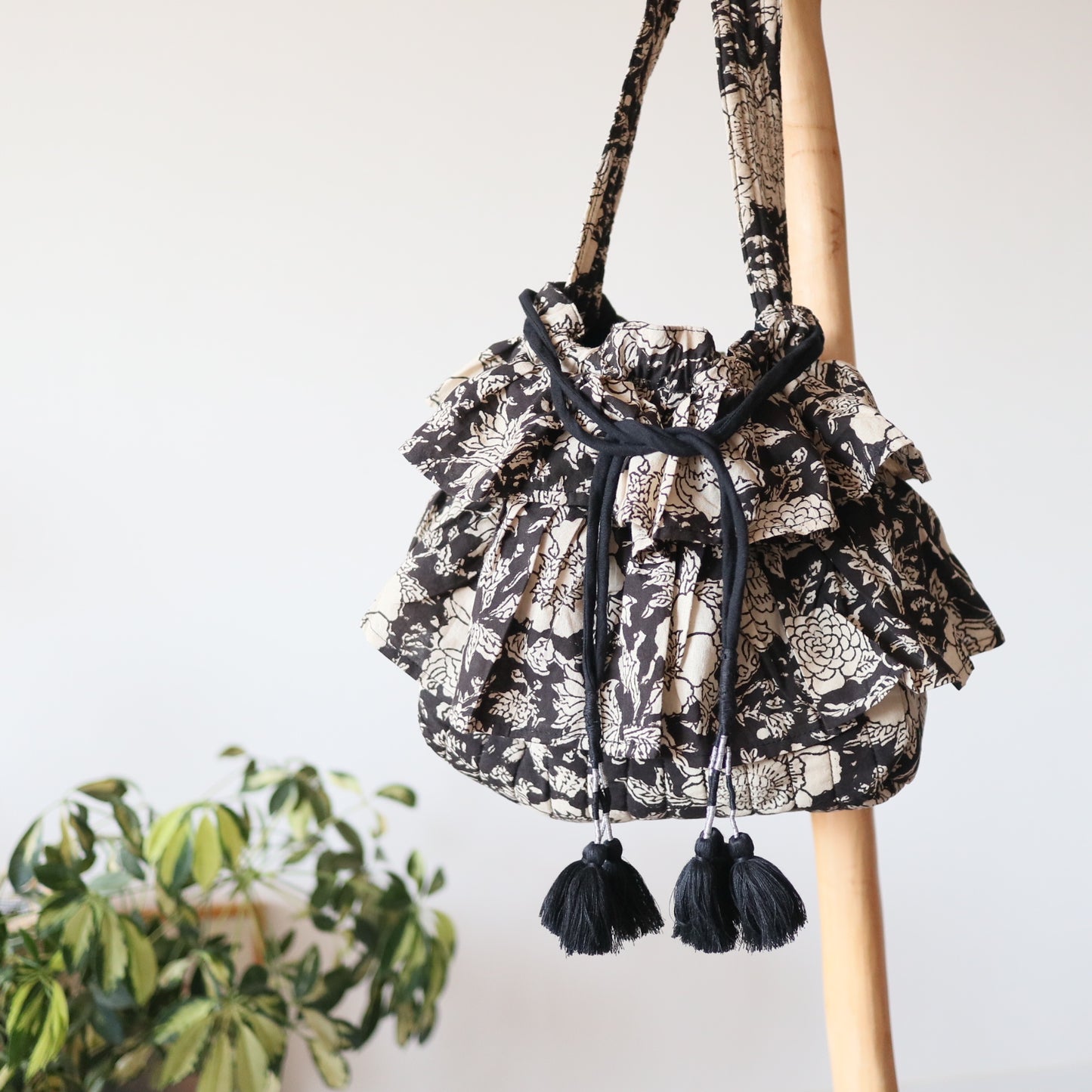 《即納》軽やかフリルの2wayキルトbag【black】
