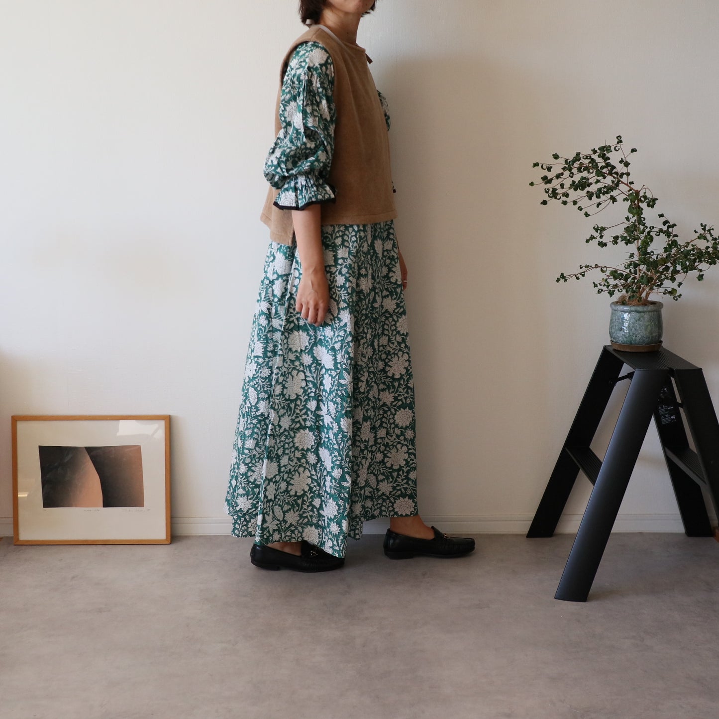 すっきりシルエットの裾揺れフレアワンピース 【green × white flower】