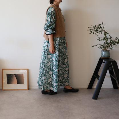 すっきりシルエットの裾揺れフレアワンピース 【green × white flower】