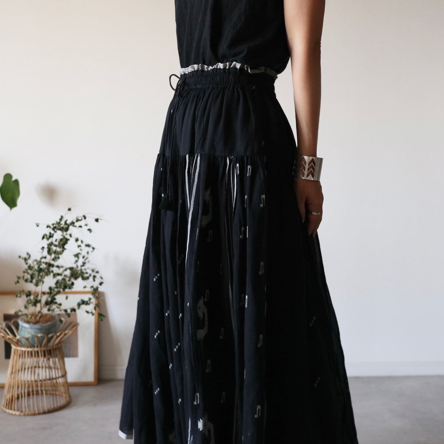 手織りジャムダニ綿の風纏うボリュームスカート【black】