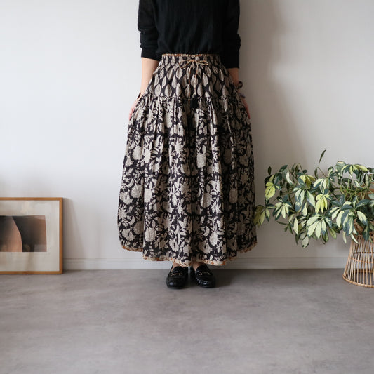 しなやかボリュームのティアードスカート -black×brown flower-