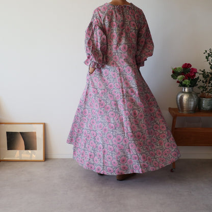 すっきりシルエットの裾揺れフレアワンピース【pink purple】