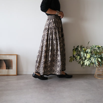 しなやかボリュームのティアードスカート -black-