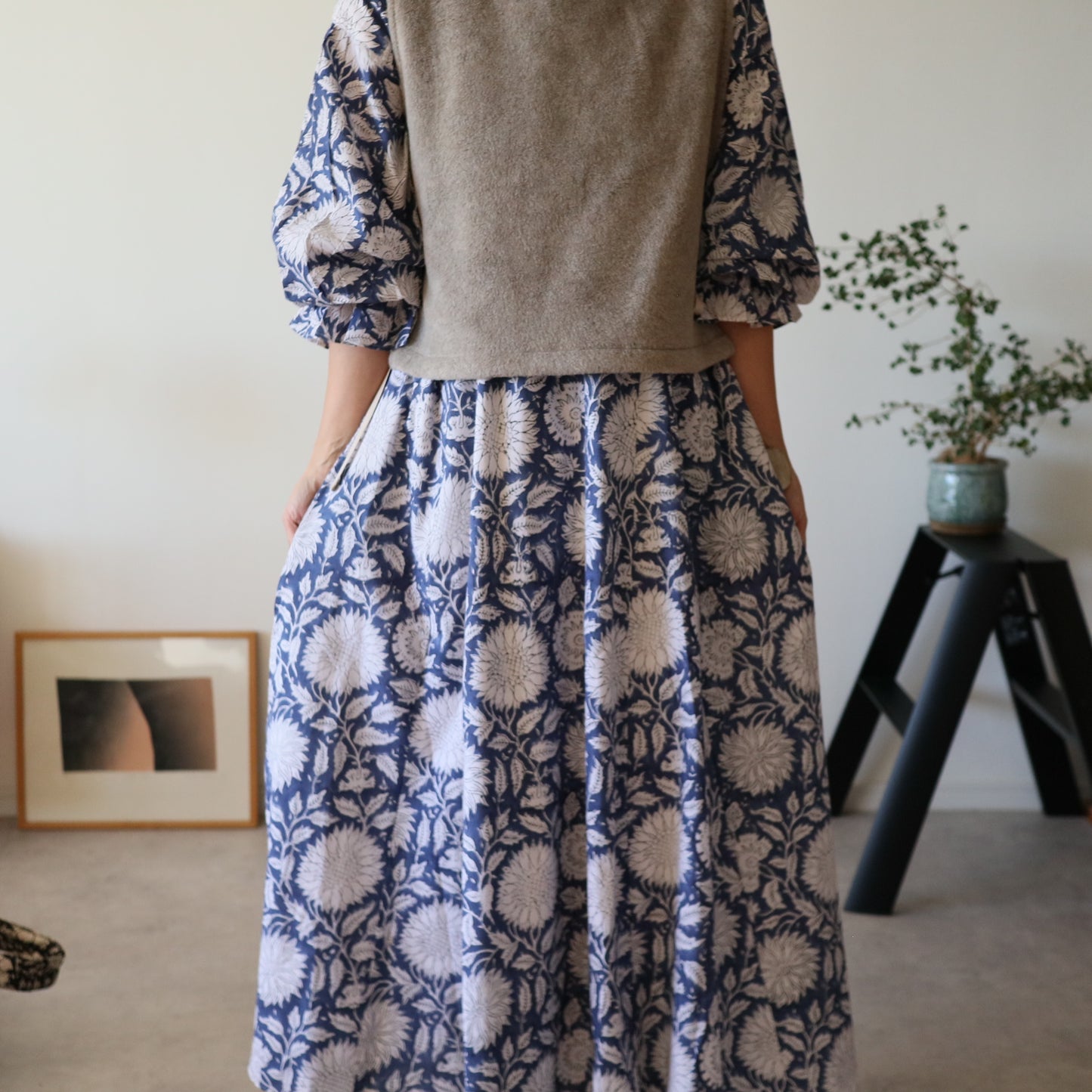 すっきりシルエットの裾揺れフレアワンピース 【blue × white flower】