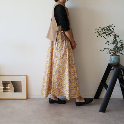 すっきりシルエットの裾ゆれフレアキャミワンピース【Yellow】