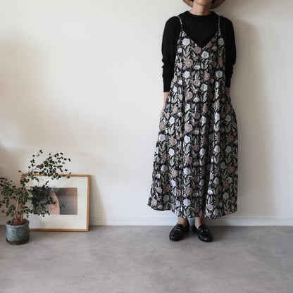 《即納》すっきりシルエットの裾ゆれフレアキャミワンピース【navy flower】