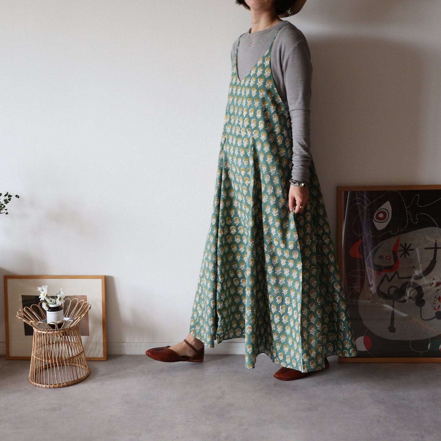 すっきりシルエットの裾ゆれフレアキャミワンピース【garden green】