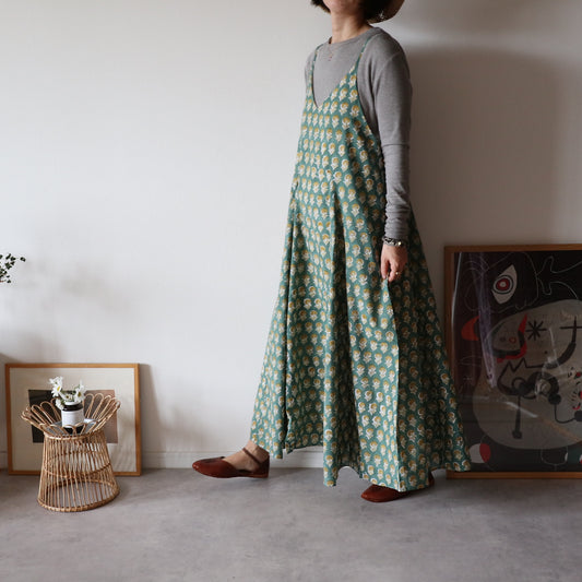 すっきりシルエットの裾ゆれフレアキャミワンピース【garden green】