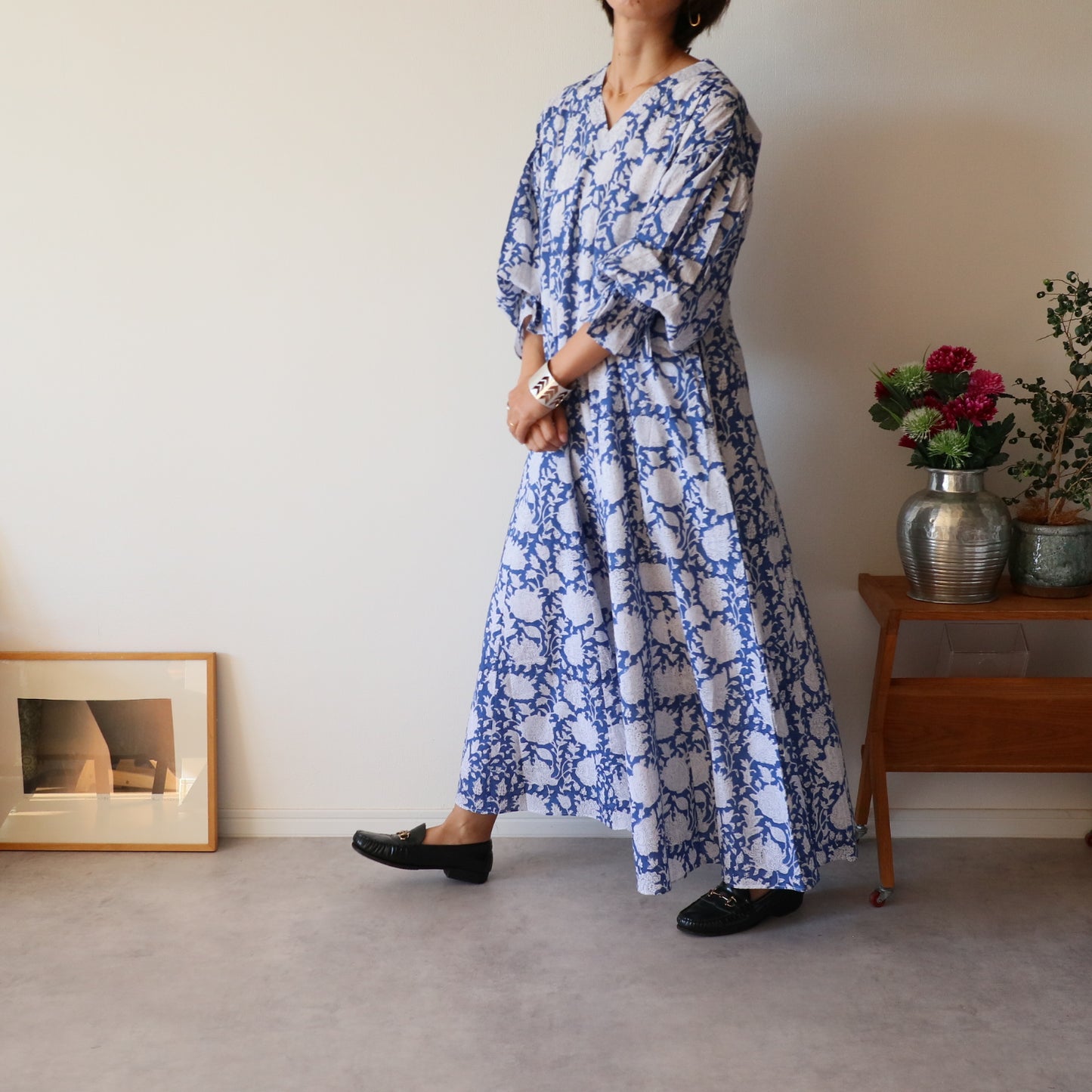 すっきりシルエットの裾揺れフレアワンピース【blue】