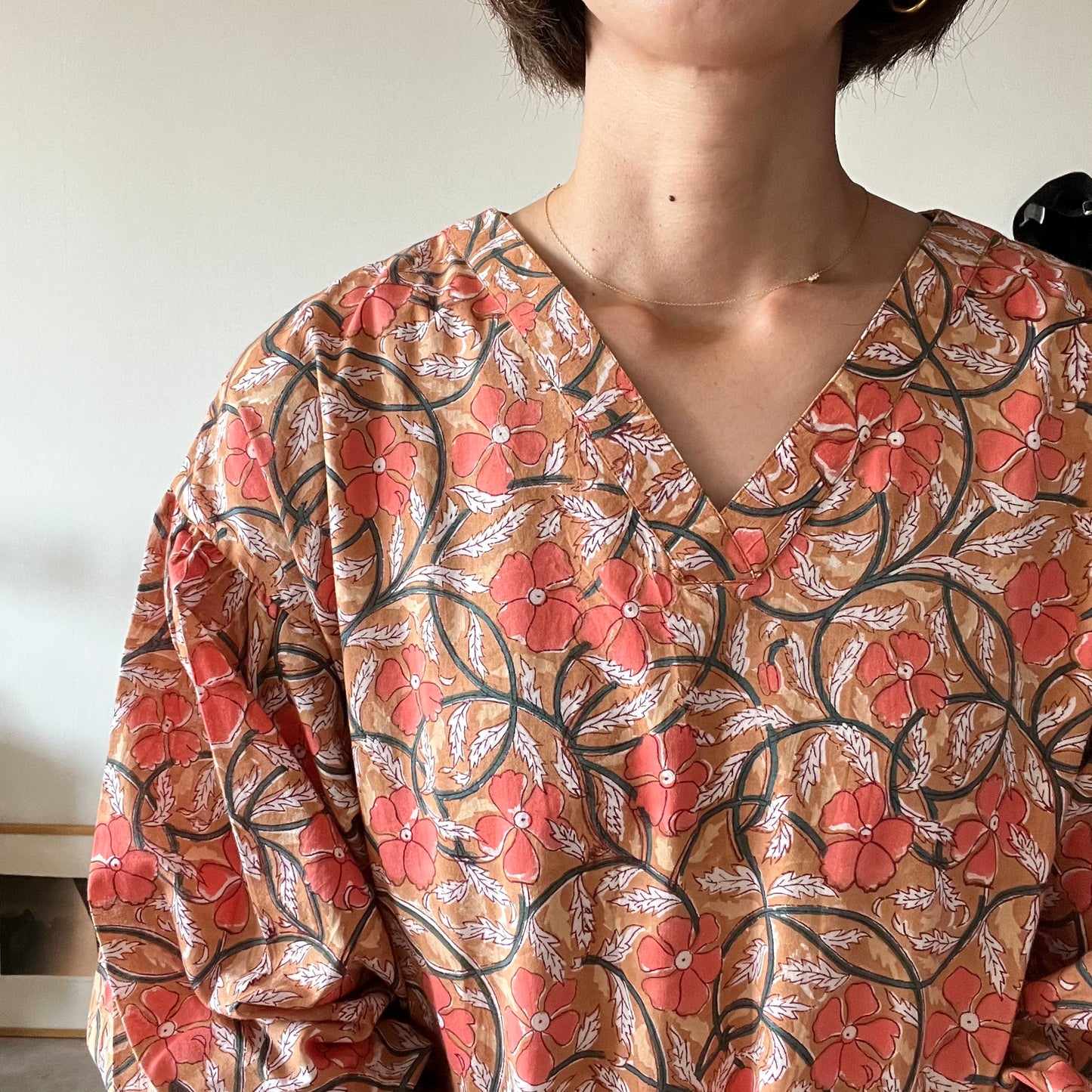 《受注》すっきりシルエットの裾揺れフレアワンピース【brown flower】