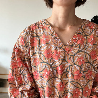 《受注》すっきりシルエットの裾揺れフレアワンピース【brown flower】