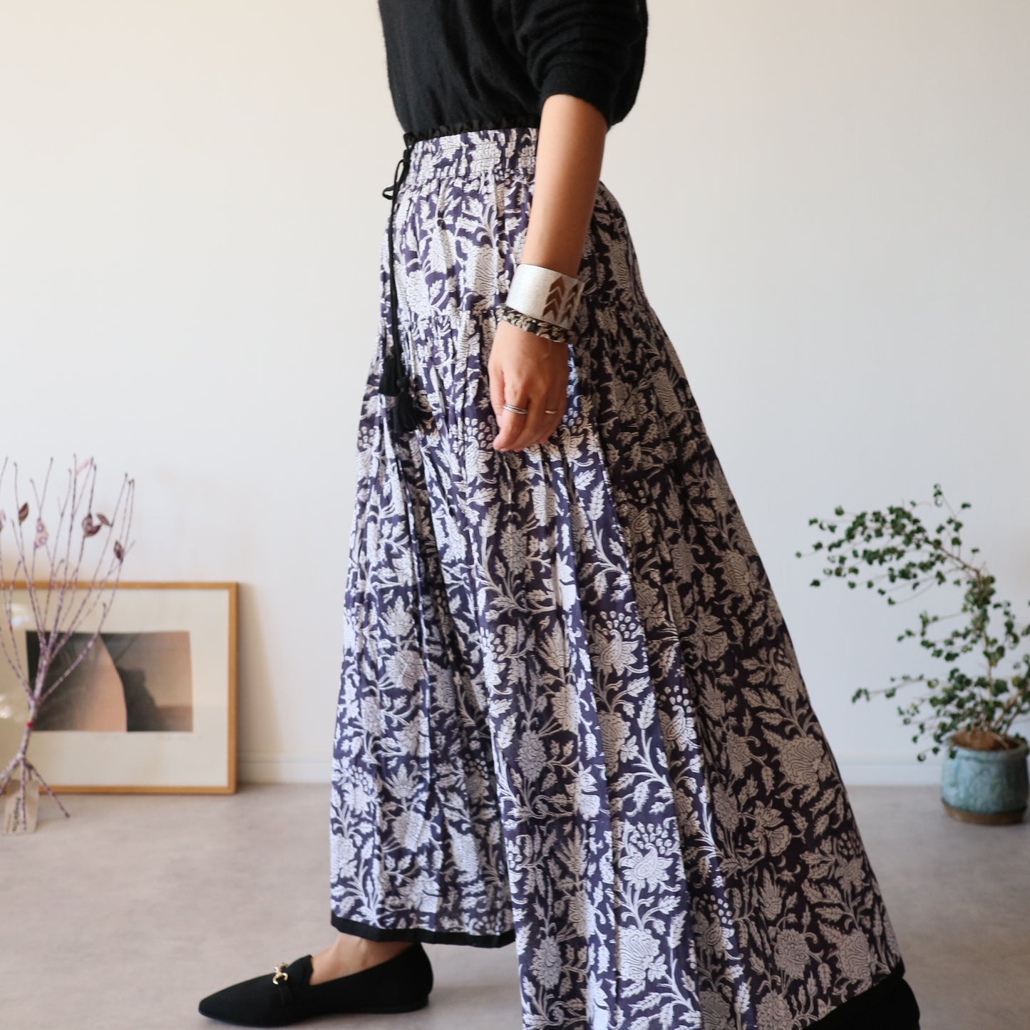 しなやかボリュームのティアードスカート -smoky navy-