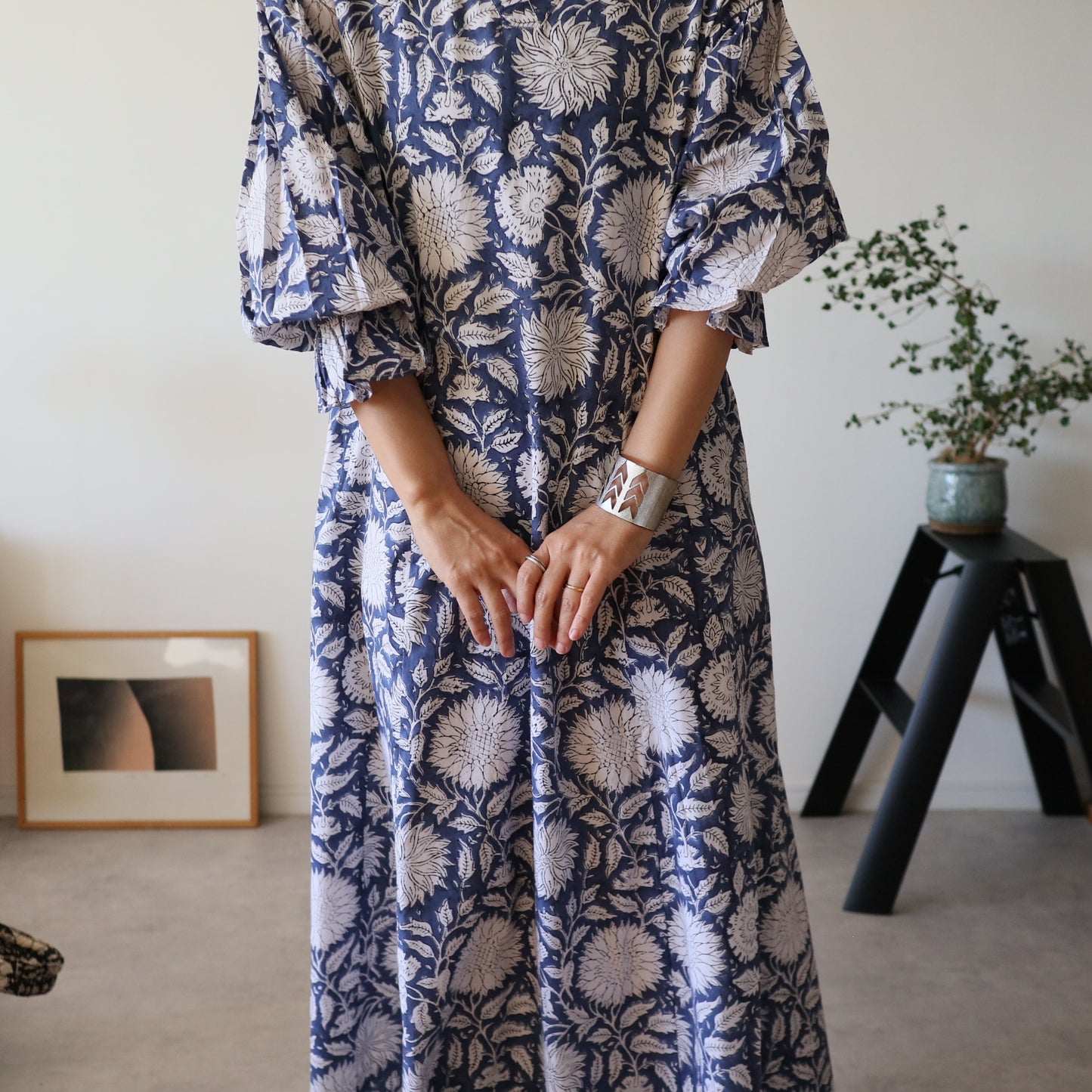 すっきりシルエットの裾揺れフレアワンピース 【blue × white flower】