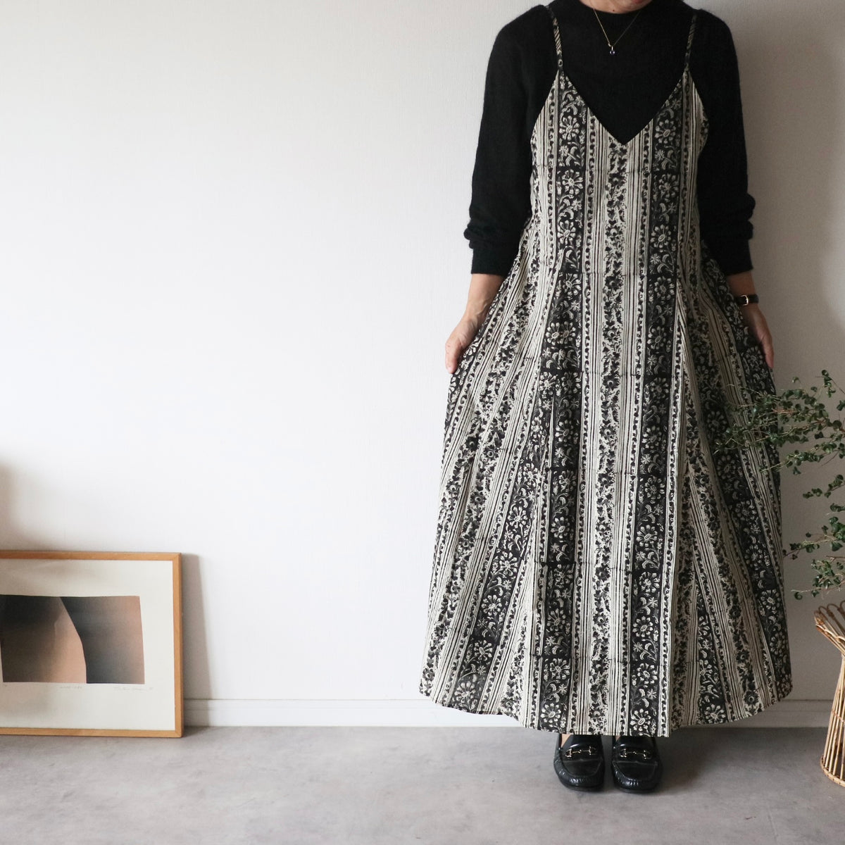 【即納・受注】すっきりシルエットの裾ゆれフレアキャミワンピース【black flower stripe】