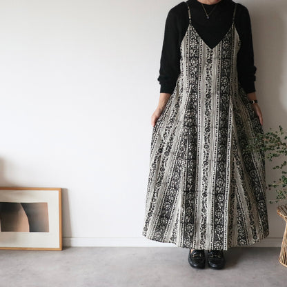 【即納・受注】すっきりシルエットの裾ゆれフレアキャミワンピース【black flower stripe】