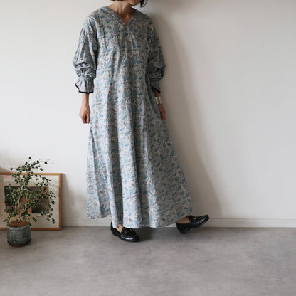 《即納》すっきりシルエットの裾揺れフレアワンピース【gray】