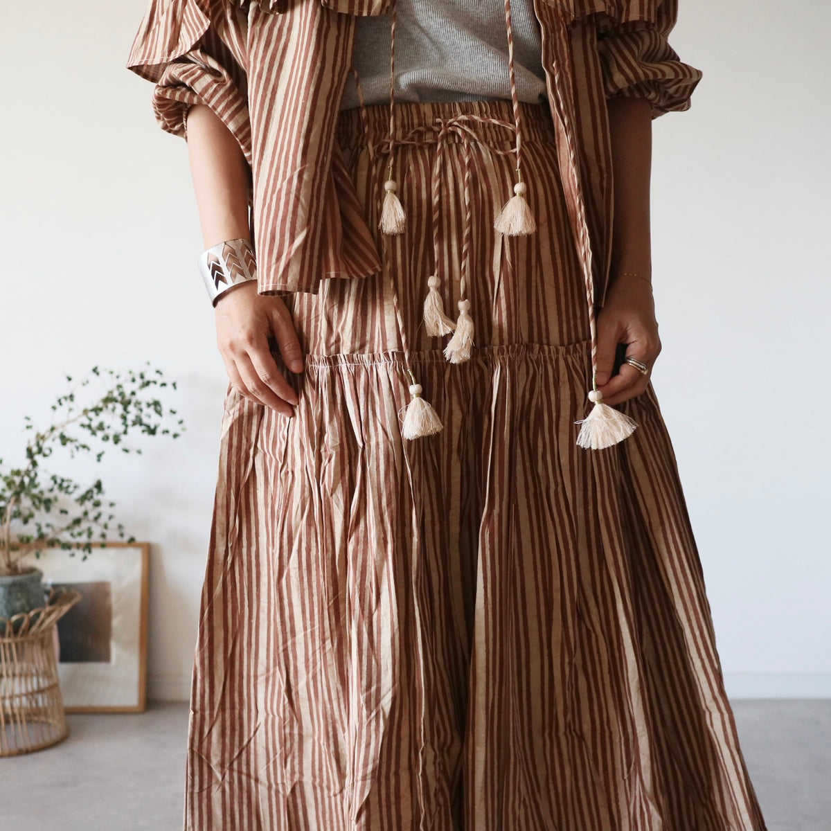 しなやかボリュームのティアードスカート -brown stripe-