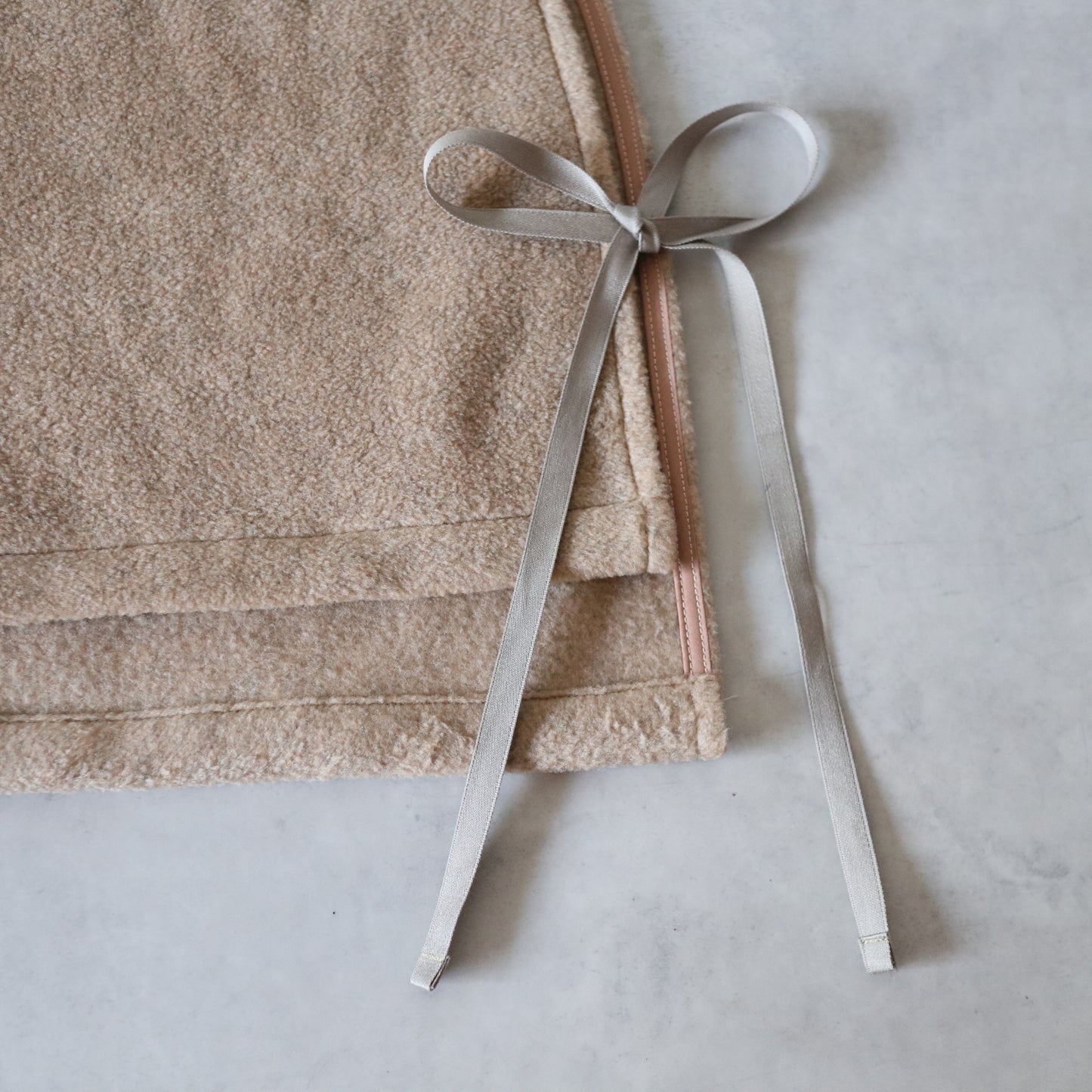 ふんわりあたたか side ribbon vest【camel】