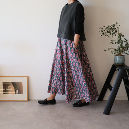 すっきりシルエットの裾ゆれフレアキャミワンピース【green】