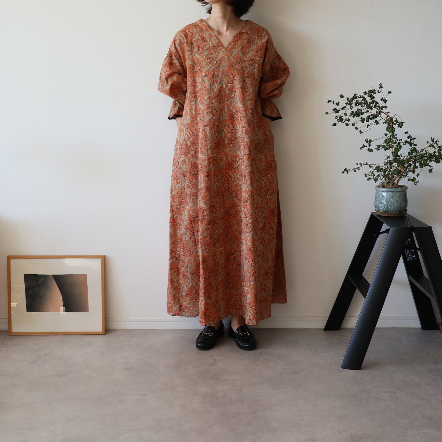 すっきりシルエットの裾揺れフレアワンピース 【kusumi orange】