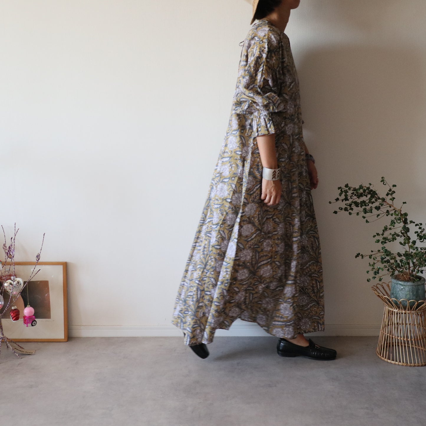 すっきりシルエットの裾揺れフレアワンピース 【brown × navy】