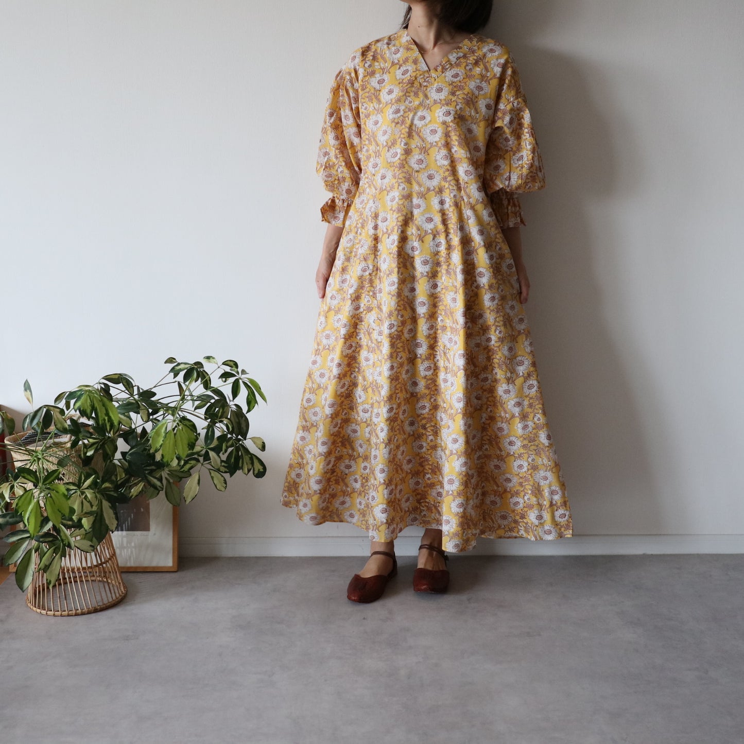 すっきりシルエットの裾揺れフレアワンピース【yellow】