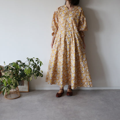 すっきりシルエットの裾揺れフレアワンピース【yellow】