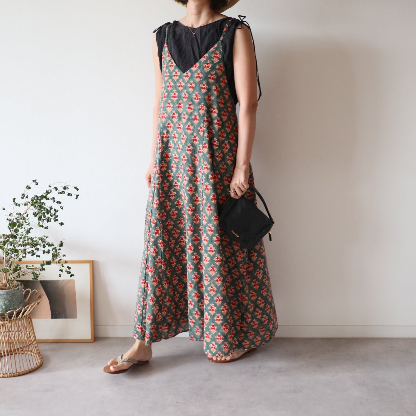 すっきりシルエットの裾ゆれフレアキャミワンピース【forest green】