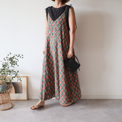 すっきりシルエットの裾ゆれフレアキャミワンピース【forest green】