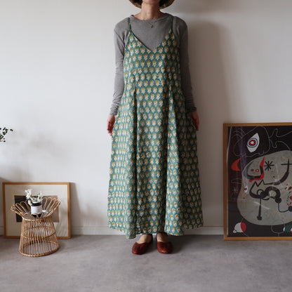 すっきりシルエットの裾ゆれフレアキャミワンピース【garden green】