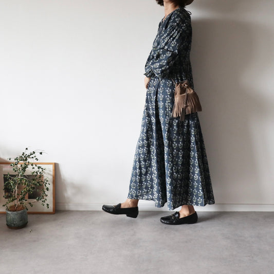 《即納》すっきりシルエットの裾揺れフレアワンピース【charcoal gray】