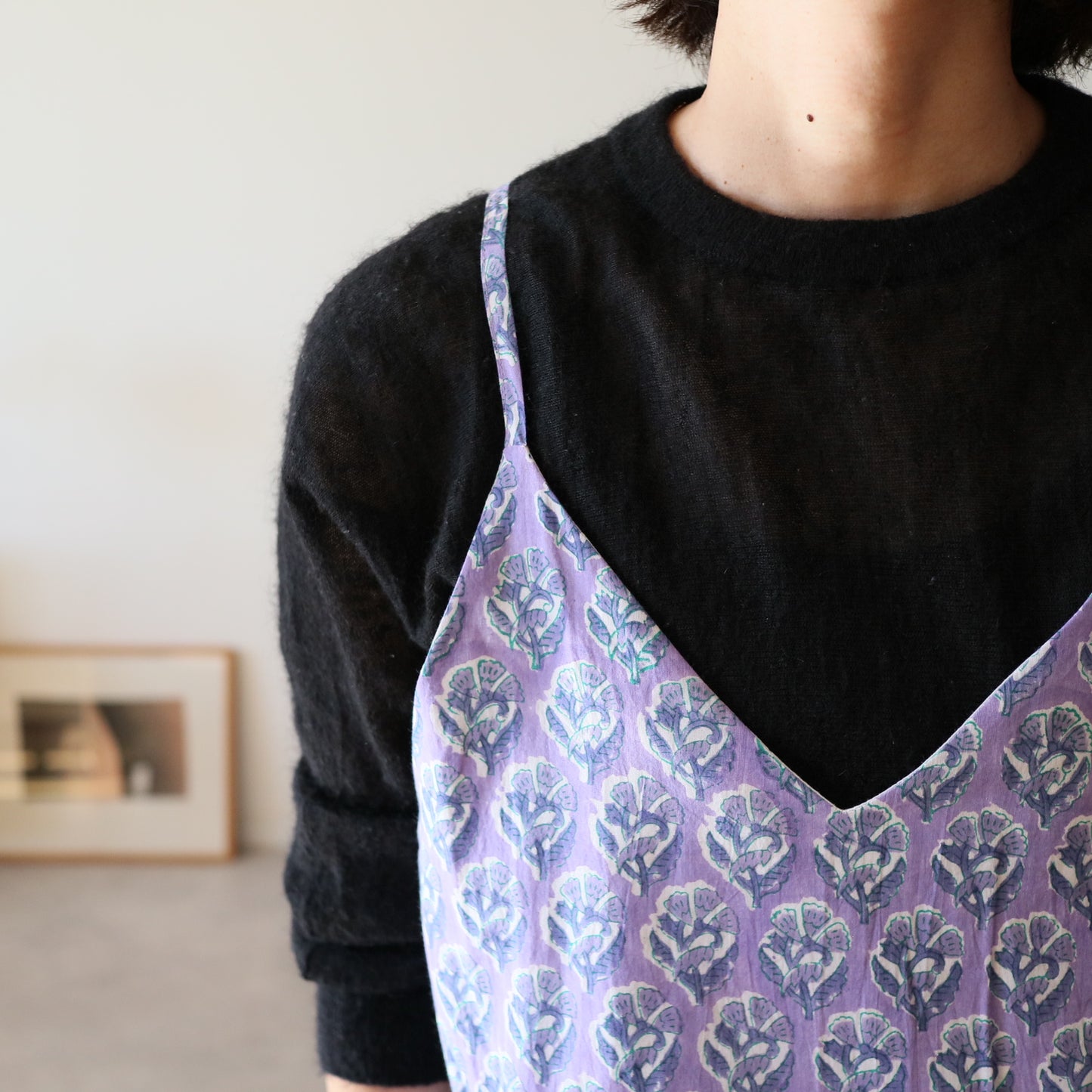 すっきりシルエットの裾ゆれフレアキャミワンピース【purple】